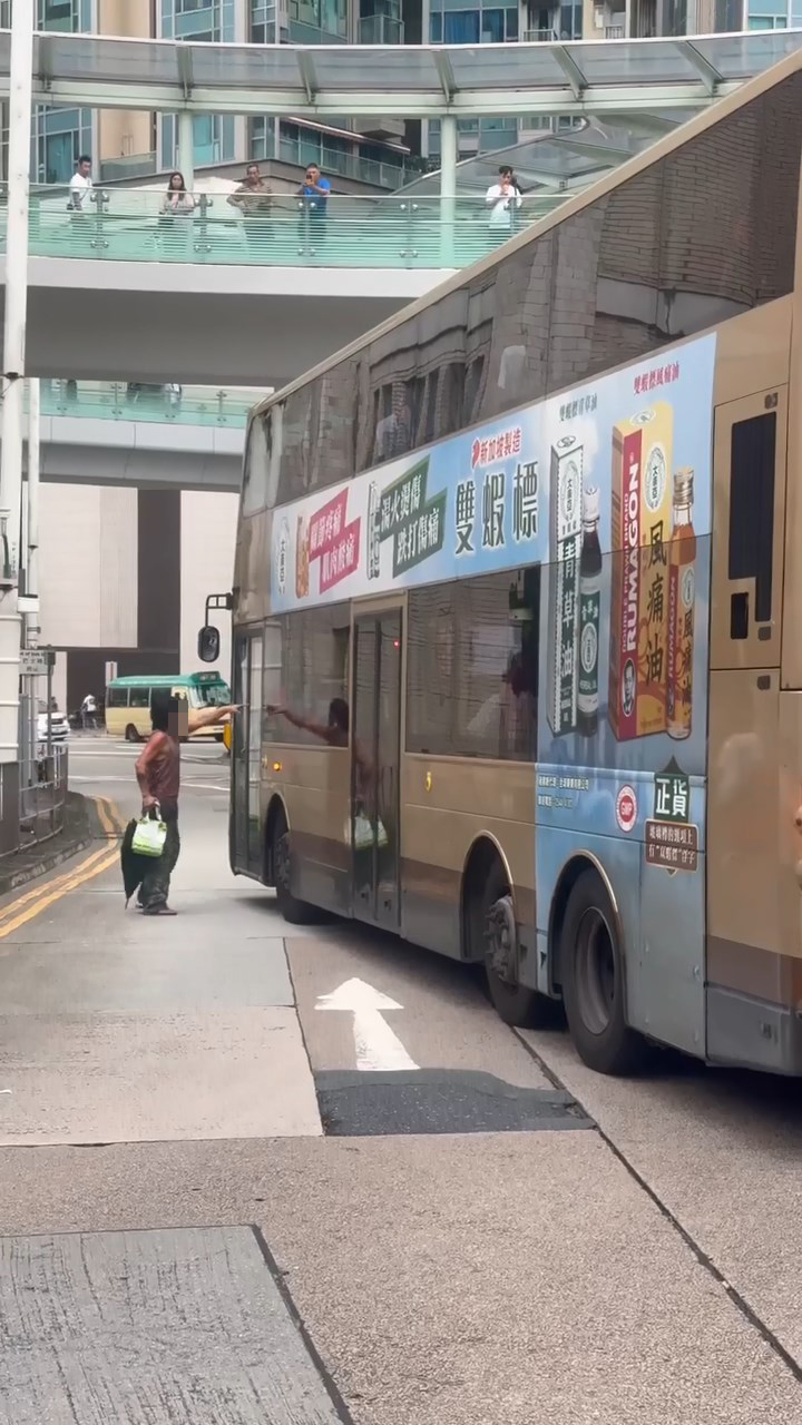 背心男不斷向車長及乘客爆粗。Threads:edisonlai1219 背心男不斷向車長及乘客爆粗。Threads:edisonlai1219