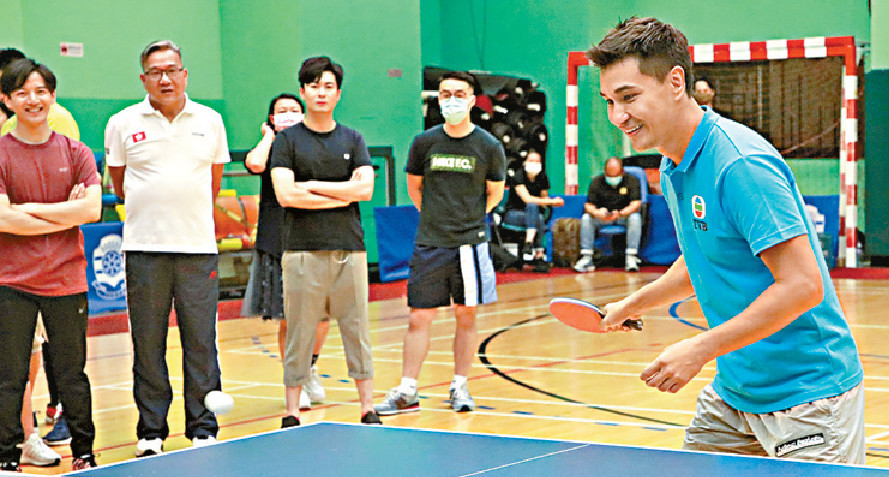 ■陳展鵬在《明星運動會》的乒乓球賽贏得金牌，他笑說有點「大蝦細」。