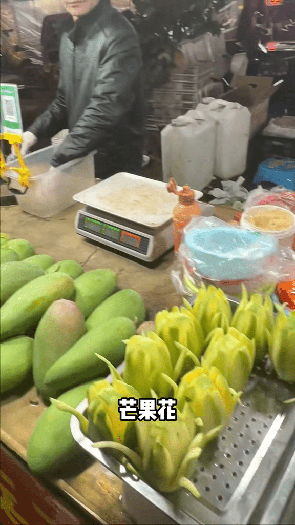 王祖藍剛到埗先以8元買酸微微的「芒果花」開胃。