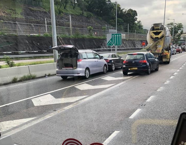 吐露港公路先後發生3宗交通意外。網民鄭家希圖片
