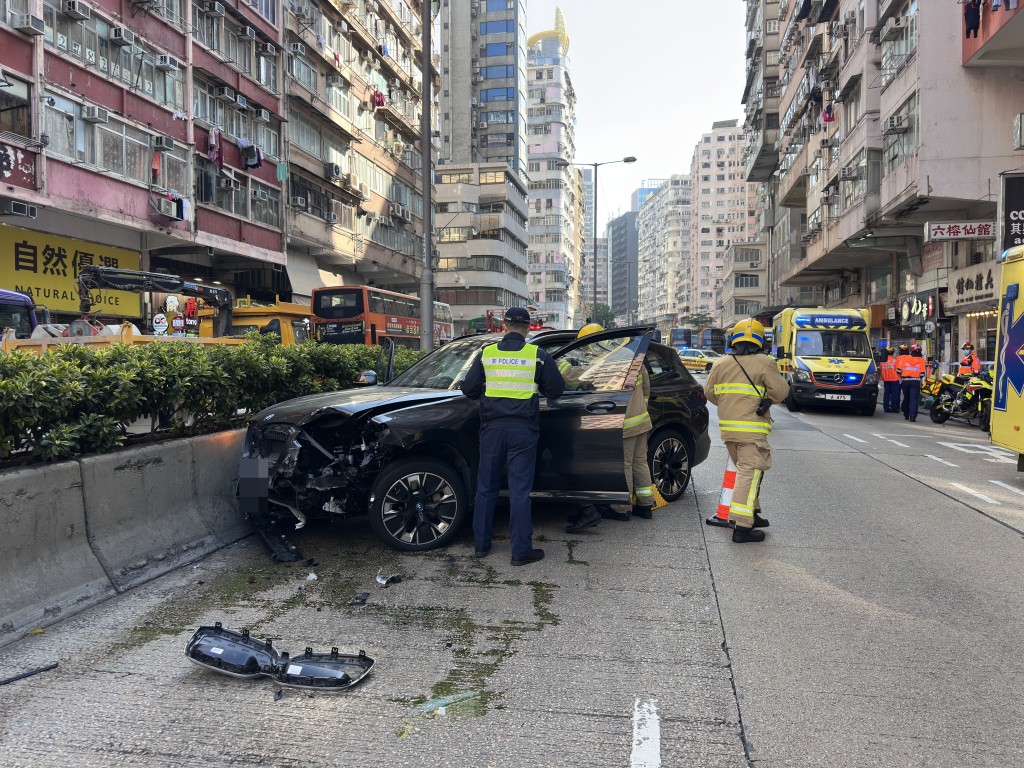 車頭嚴重損毀。