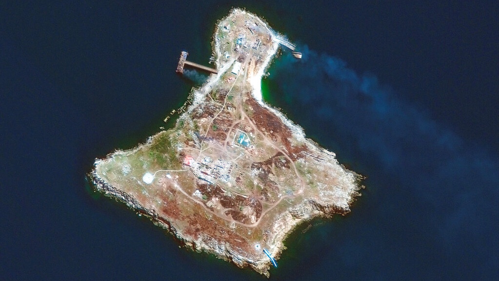 俄軍撤離位於黑海、距離南部沿岸數10公里外的蛇島。AP圖片