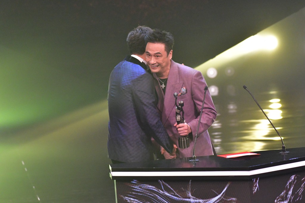 由吴镇宇颁发最佳男主角奖座给刘青云。
