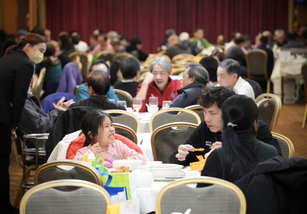 本港新冠病毒的活躍程度創近半年新高，關日華籲可在人多地方戴上口罩。資料圖片