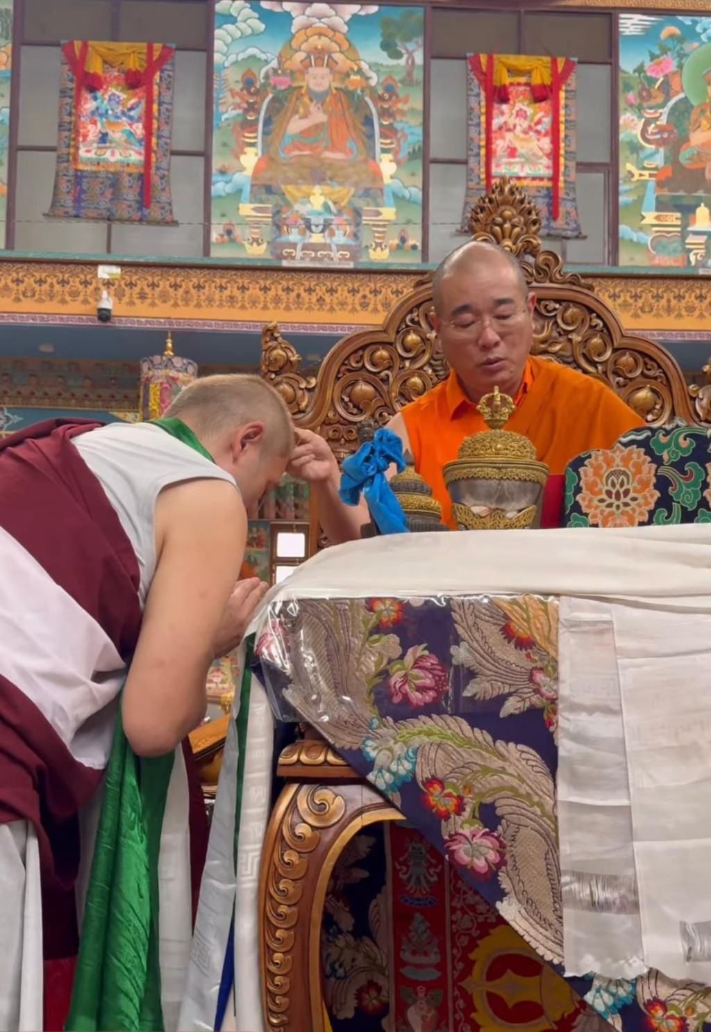 李泳漢與一眾參加者在寺內專注聽法。