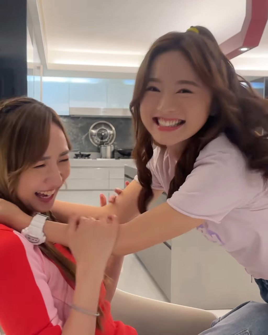 鍾柔美被吻後面露苦笑,相反羅毓儀則一臉得戚。 鍾柔美被吻後面露苦笑,相反羅毓儀則一臉得戚。