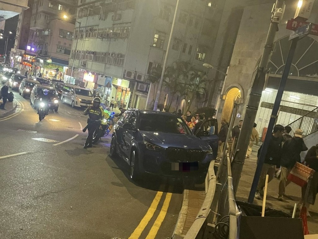 其中一部私家車撞向路邊欄杆。FB：Sam Kwok@西環變幻時