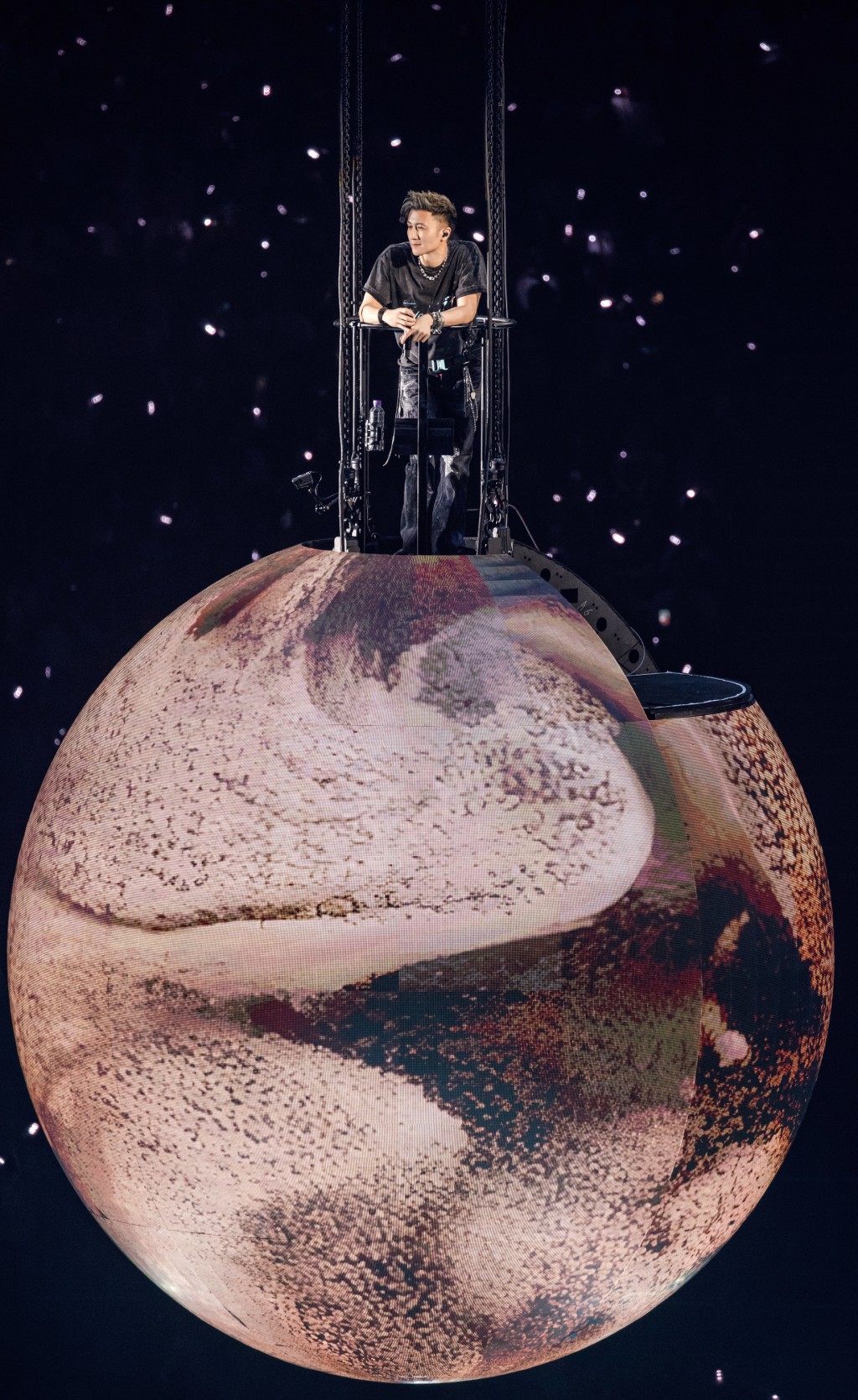個唱出現的巨型星球,令歌迷有獨一無二的視覺體驗。 個唱出現的巨型星球,令歌迷有獨一無二的視覺體驗。
