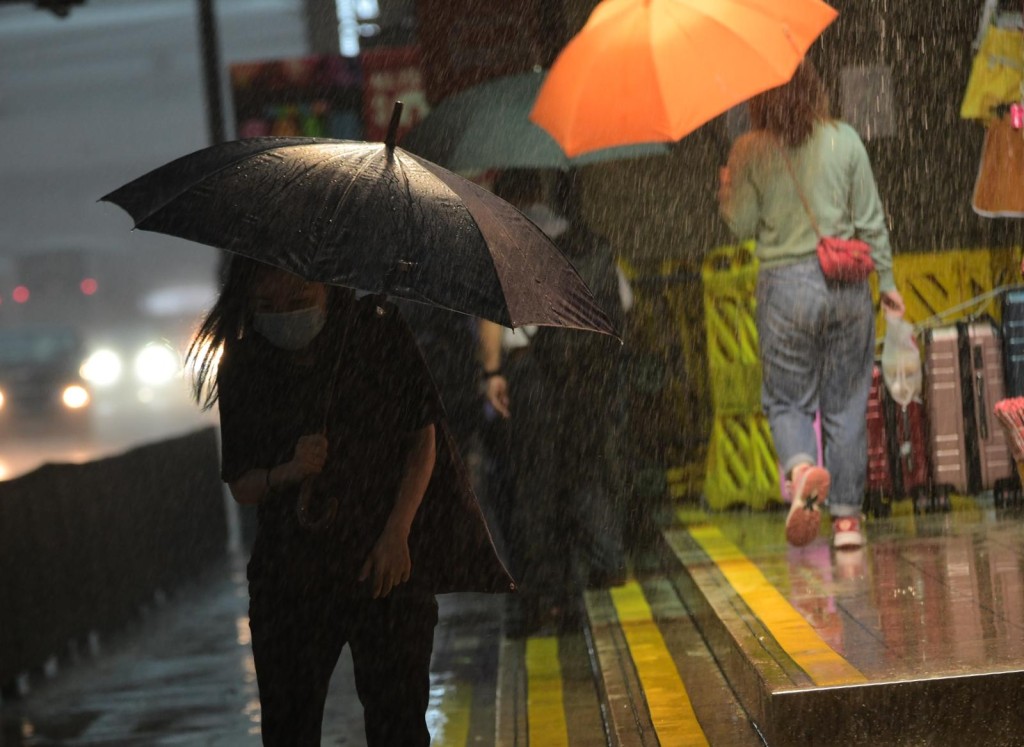 天文台一度發出今年首個黑色暴雨警告,市民上班十分狼狽。