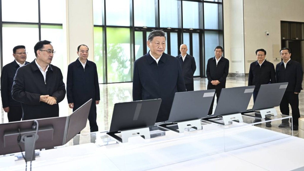 習近平在廣州察看廣東科技創新和產業創新融合發展成果展示。新華社