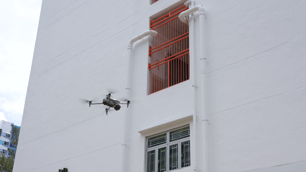 小型無人機能近距離觀察大廈外牆及排水渠管。 小型無人機能近距離觀察大廈外牆及排水渠管。