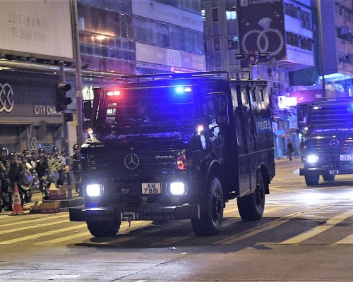 兩輛「銳武」裝甲車尾隨警員。