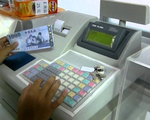 台灣一位惡劣客人只付了500元 ,卻堅持說付了1000元,主管出面說一句話讓客人立即道歉說自己「記錯了」。網圖