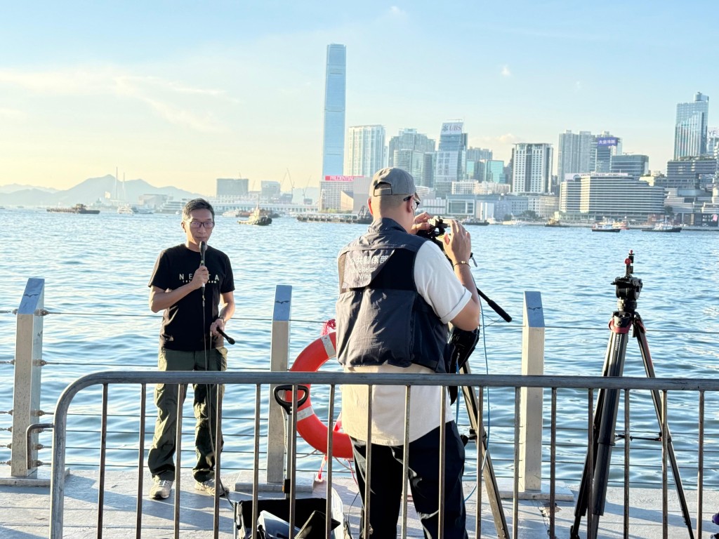 警方透過抖音網上直播，令內地網民瞭解香港警隊的人群管理措施。