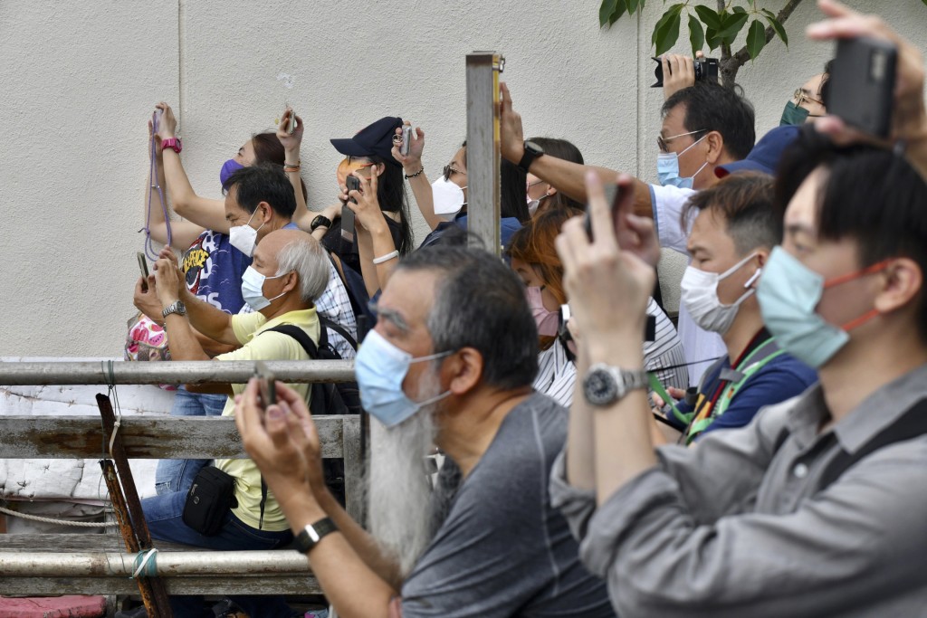 珍宝海鲜舫移离香港水域大批市民到香港仔送别。