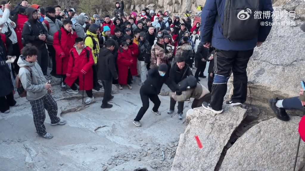 泰山游客为“争位”睇日出大打出手，场面失控。