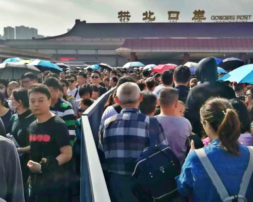 澳門年初三關閘口岸人潮一度塞至珠海口岸。網上圖片