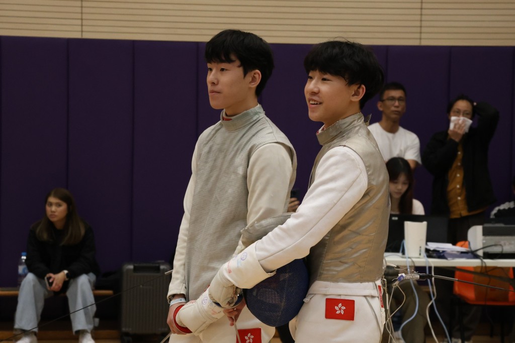 何氏孖仔何承灃(左)及何承謙(右)包辦一銀一銅,「細孖」承謙在首天奪男花少年組銀牌,「大孖」承灃周六取得男重少年組銅牌。資料圖片 何氏孖仔何承灃(左)及何承謙(右)包辦一銀一銅,「細孖」承謙在首天奪男花少年組銀牌,「大孖」承灃周六取得男重少年組銅牌。資料圖片