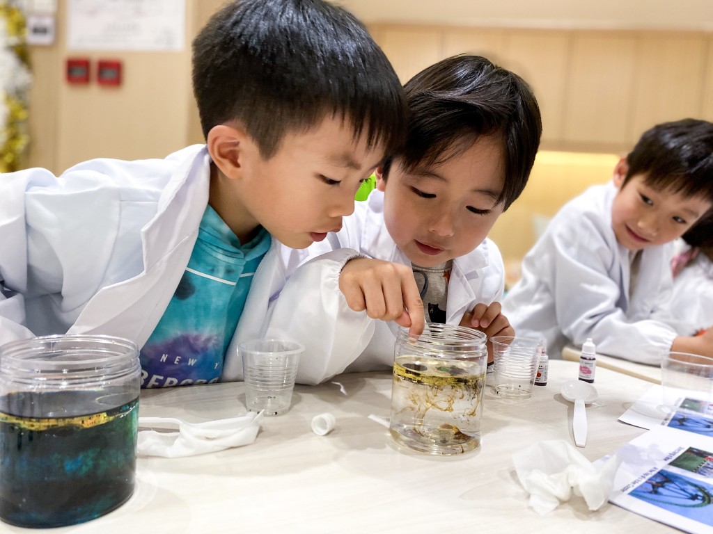 Eddy的冬日藝術殿堂融合化學及工程知識,小朋友透過實驗可學習不同的化學知識,如色譜分析法等,並利用顏色點綴裝飾。(圖片來源:Big Bang Academy) Eddy的冬日藝術殿堂融合化學及工程知識,小朋友透過實驗可學習不同的化學知識,如色譜分析法等,並利用顏色點綴裝飾。(圖片來源:Big Bang Academy)