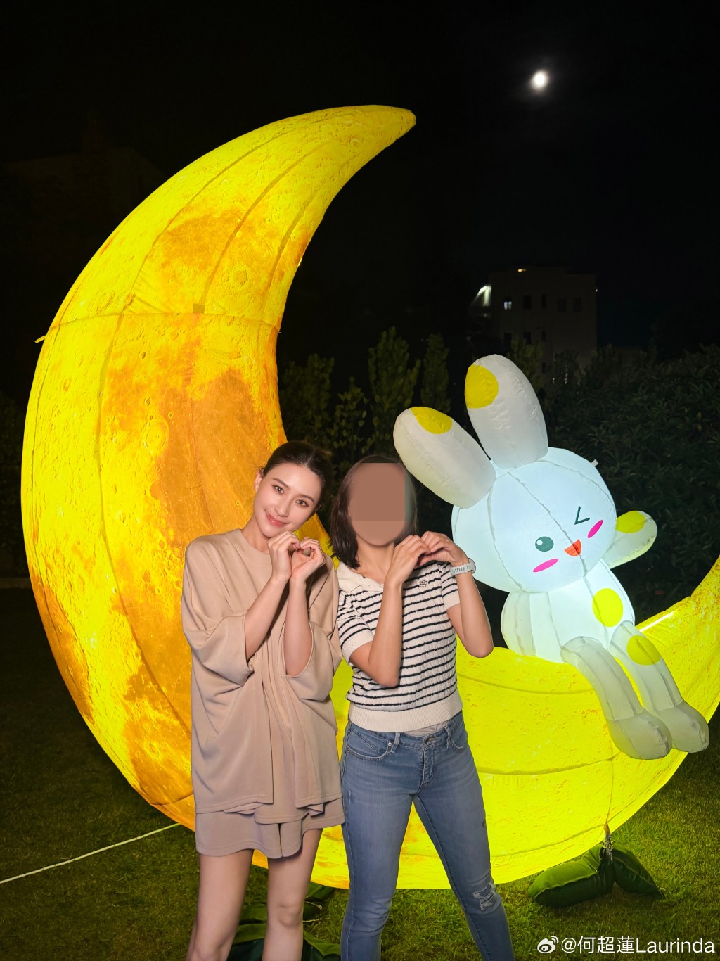 何超蓮與好友一起擺出可愛的愛心手勢。