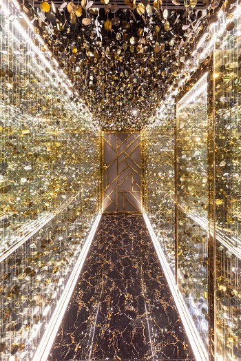 走廊悬挂上千块全手制金银圆片，夺目耀眼，是打卡之选。