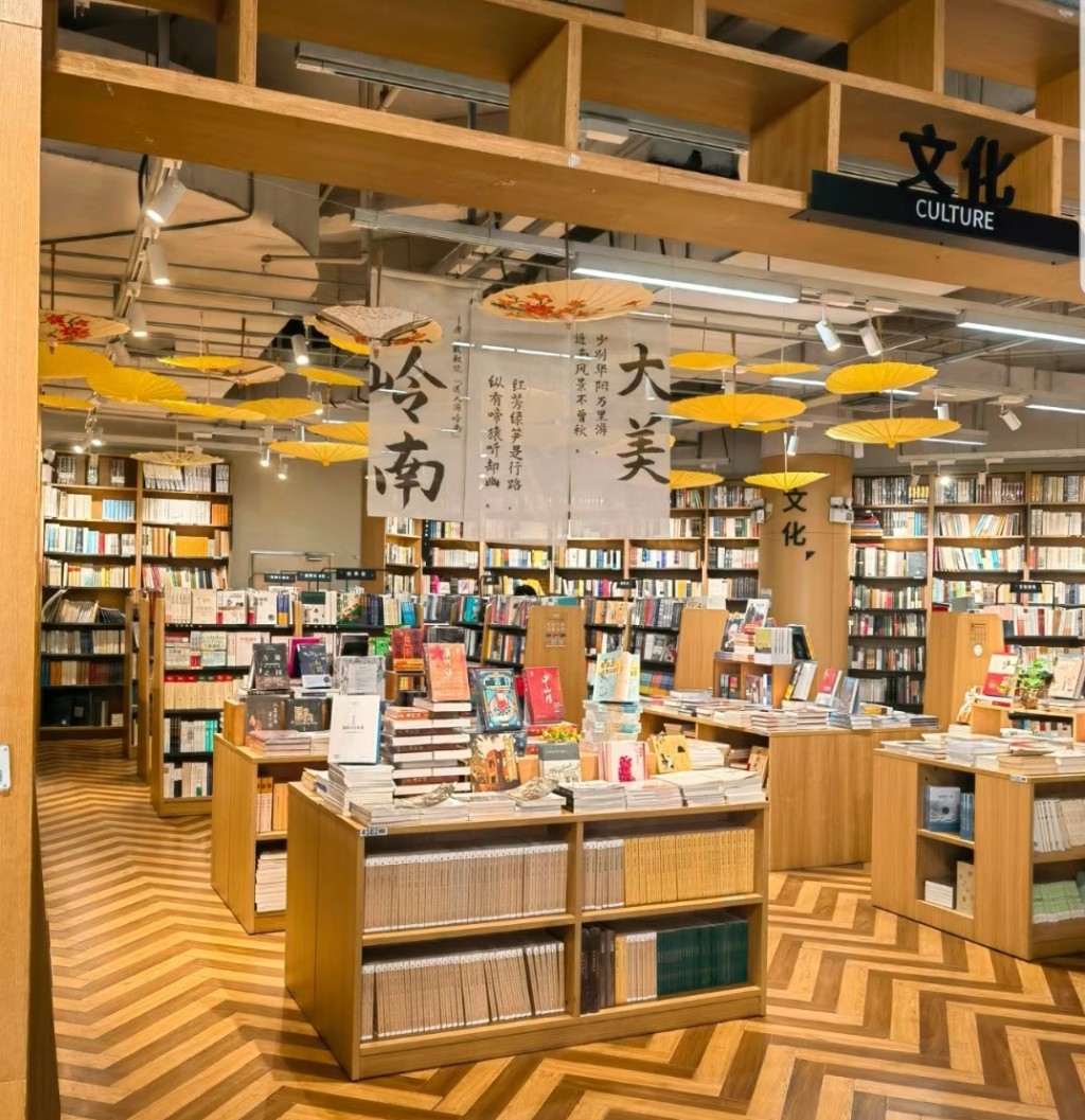 廣州文青打卡推介2024｜7. 廣州購書中心　圖書種類繁多，排列整齊。（圖：小紅書＠行者）