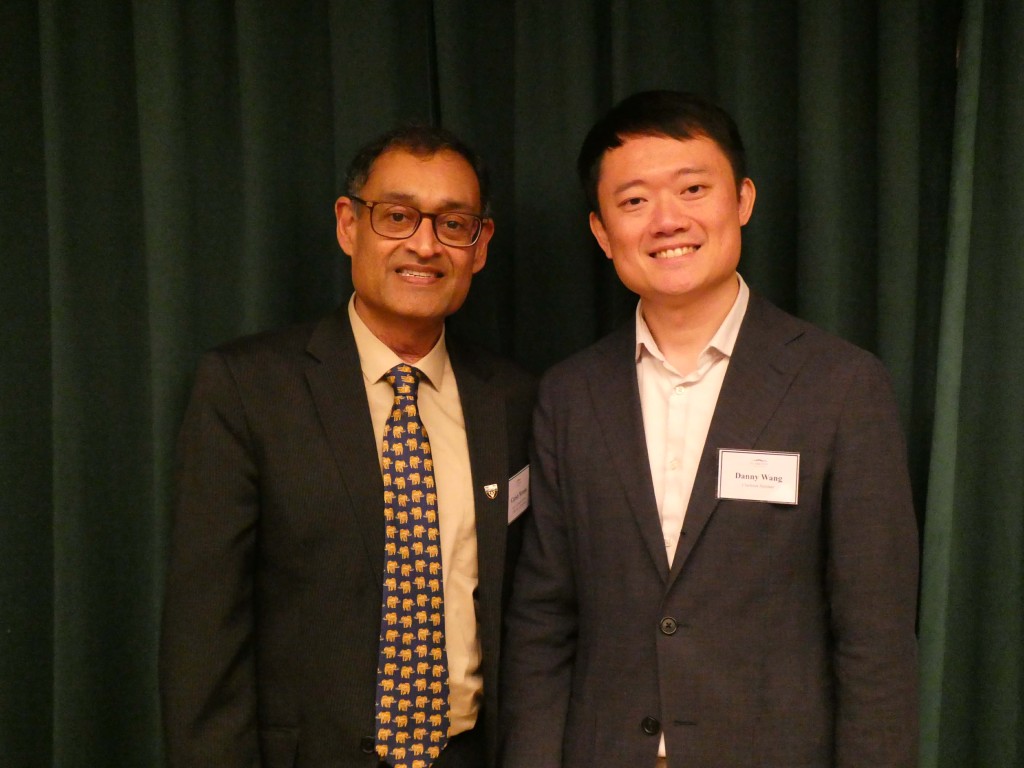 劍橋大學露西‧卡文迪許學院院長Girish Menon(左)表示,獲選的20名學生可於劍橋大學獲得難忘體驗。右為王德志。歐文瀚攝 劍橋大學露西‧卡文迪許學院院長Girish Menon(左)表示,獲選的20名學生可於劍橋大學獲得難忘體驗。右為王德志。歐文瀚攝