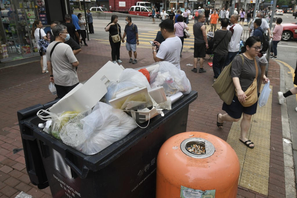全球貿易戰和地緣政治局勢日趨複雜，過去收到的意見亦反映「當前經濟充滿挑戰」，以及經濟轉型帶來壓力，社會不支持現階段實施垃圾收費。資料圖片