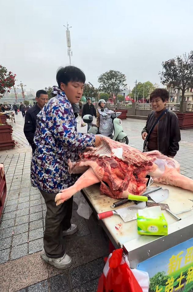 孫攀指為養6名弟妹每天累得懷疑人生，希望父親不要再生育。抖音