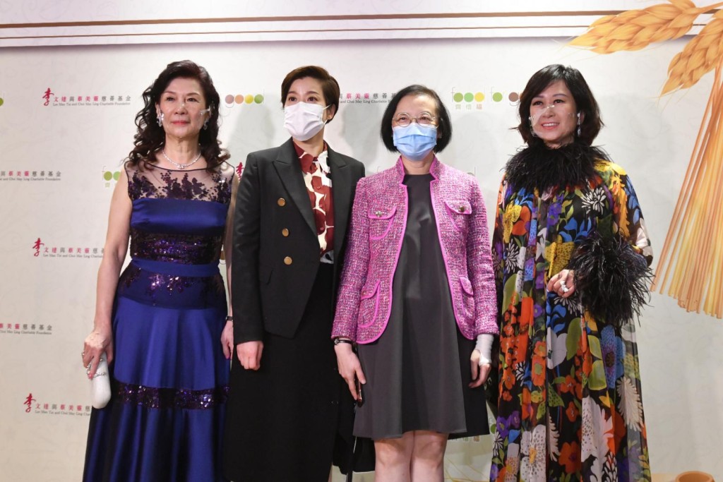 海關關長何珮珊（左二）、食衞局長陳肇始（右二）出席2020齊惜福慈善籌款晚宴。