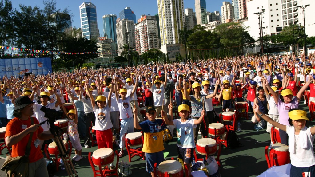 2003年，樂團與三千多名香港市民在全港市民見證下於開幕式齊奏一曲《雷霆萬鈞》，鼓動香港市民在非典型肺炎疫症後的激勵鬥志，創下最多人同時演奏鼓樂的世界紀錄