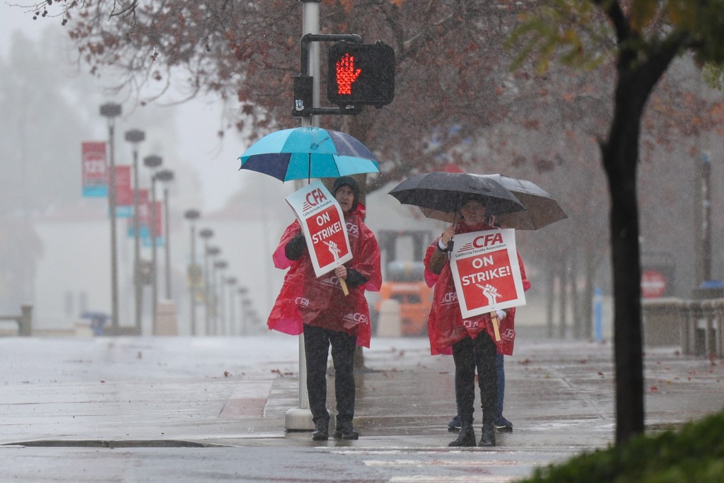 加州州立大學聖迭戈分校教職員冒雨舉行罷工。路透社