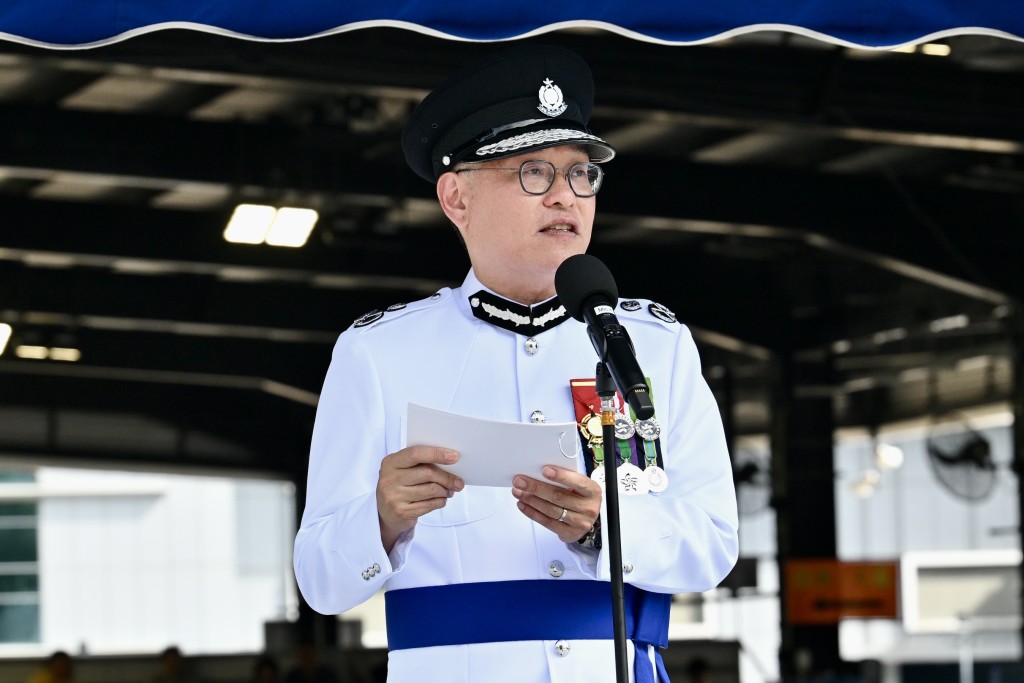 警務處副處長(國家安全)簡啟恩在香港警察學院結業會操上致辭。 警務處副處長(國家安全)簡啟恩在香港警察學院結業會操上致辭。