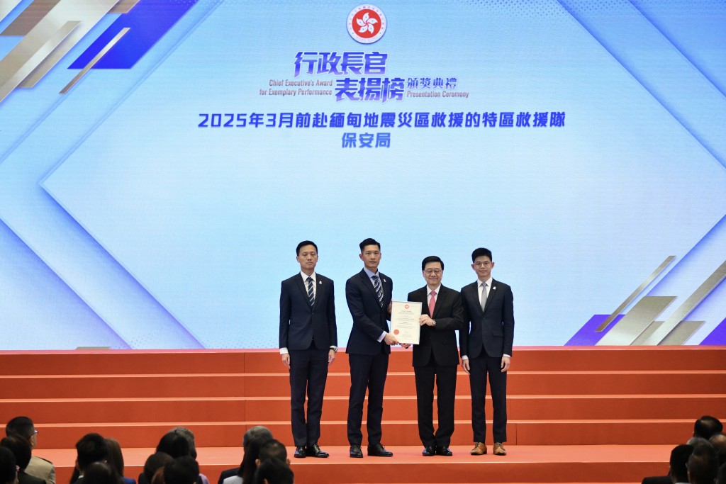負責啟德體育園開幕的跨部門籌備專組獲行政長官表揚。 負責啟德體育園開幕的跨部門籌備專組獲行政長官表揚。