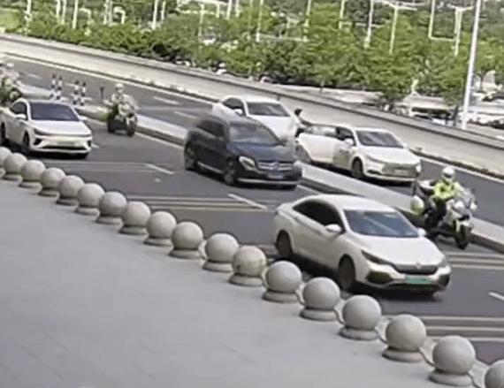 东莞警鸣笛开路 ，护送慈母赶高铁，见儿子最后一面。