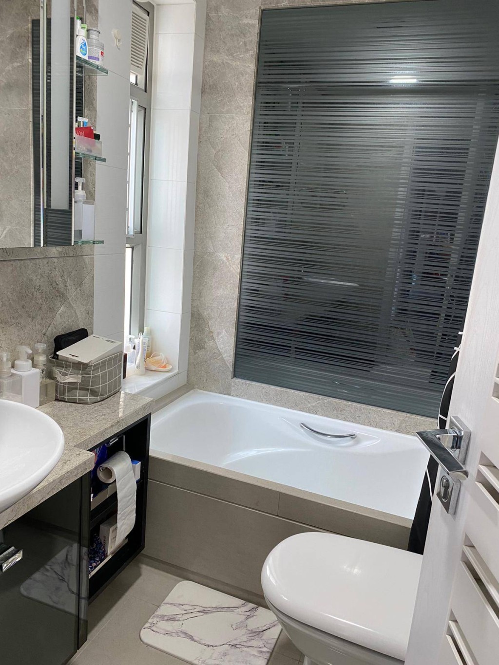 浴室設浴缸，住戶可享浸浴之樂。