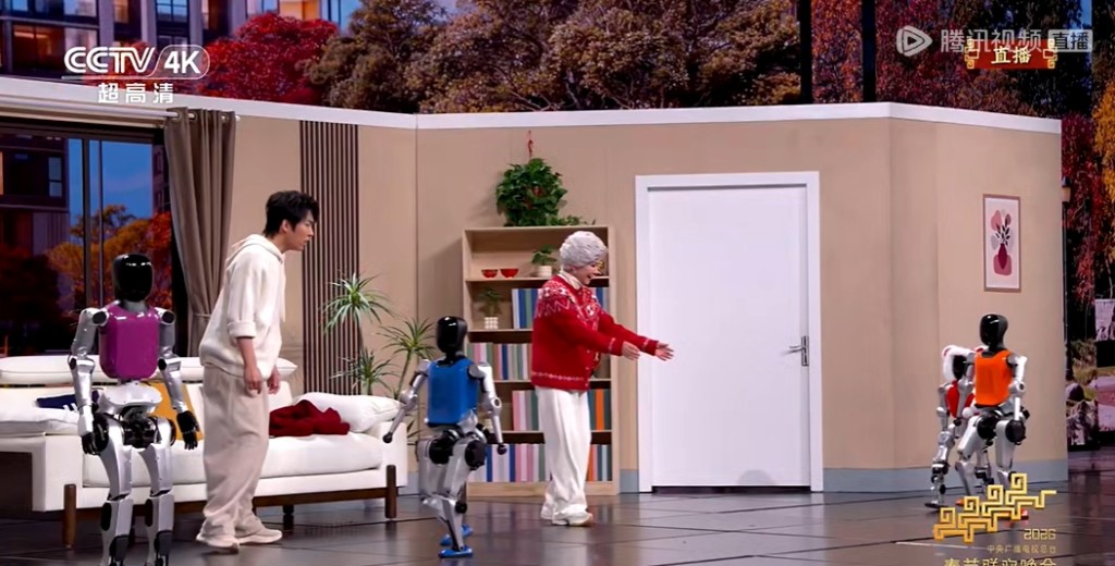  松延動力機械人與著名小品演員蔡明、王天放共同表演小品《奶奶的最愛》。