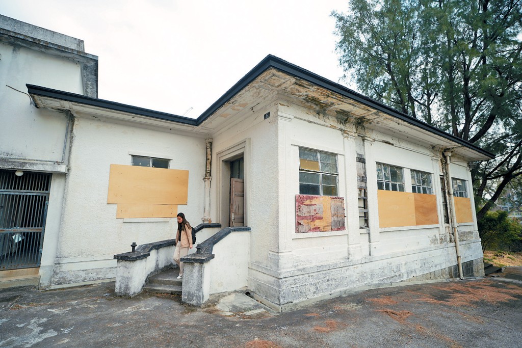 圖為屯門前哥頓軍營Watervale House入口處。
