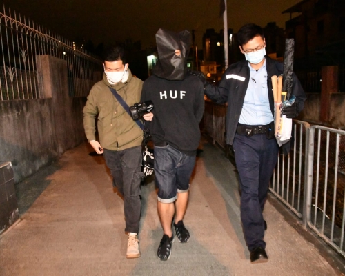警方拘捕6男。