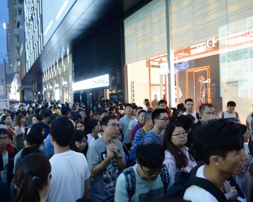 尖沙嘴各條街道亦人頭湧湧。
