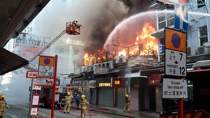 平台火势猛烈，大批消防到场灌救。（fb：Ita Cho（香港突发事故报料区（新版)）