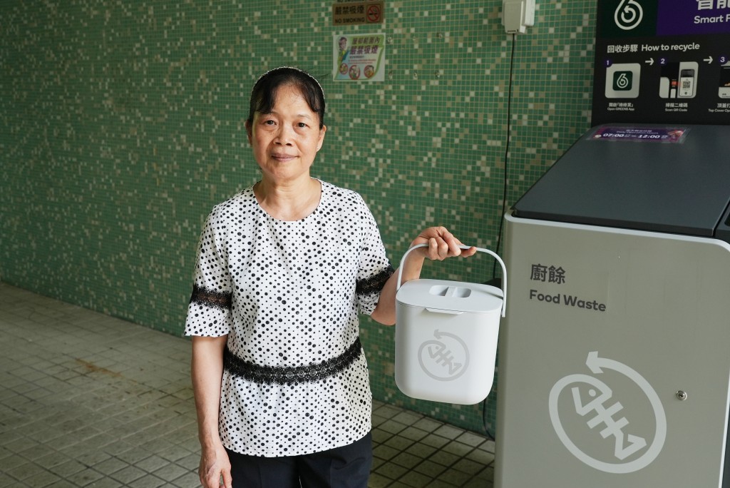 黃女士會利用環保署派發的家居廚餘桶盛載廚餘，指其容易清洗，又可以重用。