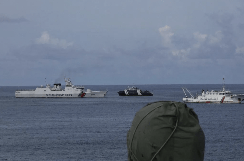 中國海警發布照片，顯示中國海警攔阻非法沖闖黃巖島潟湖的菲公務船的情況。
