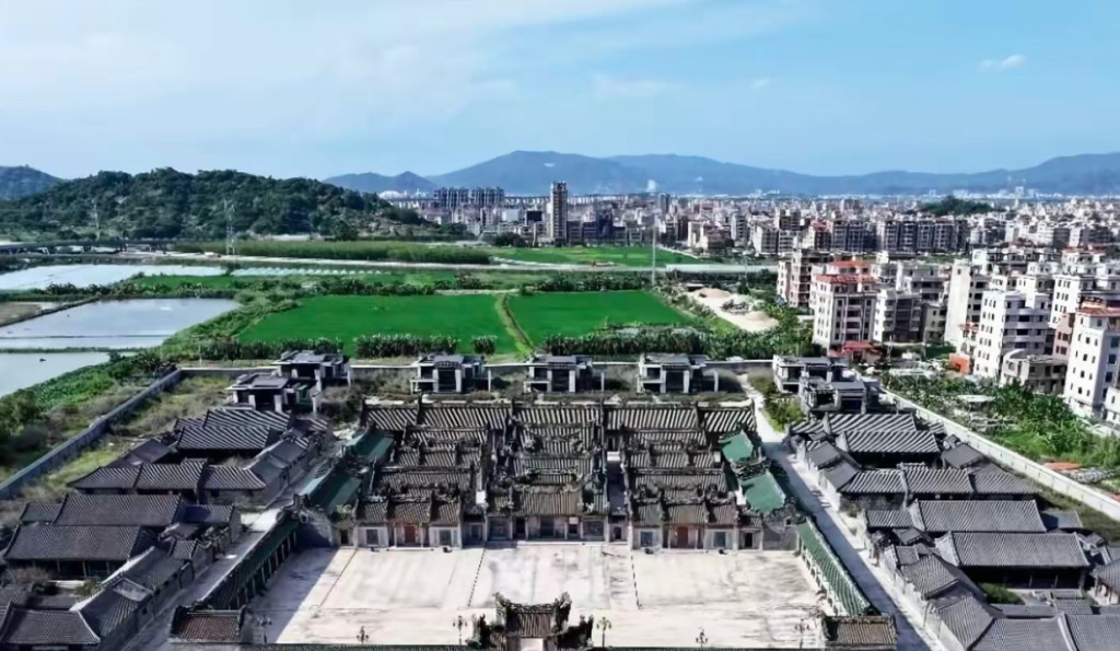 潮汕“英之园”被指造价10亿元人民币。微博@克克啊