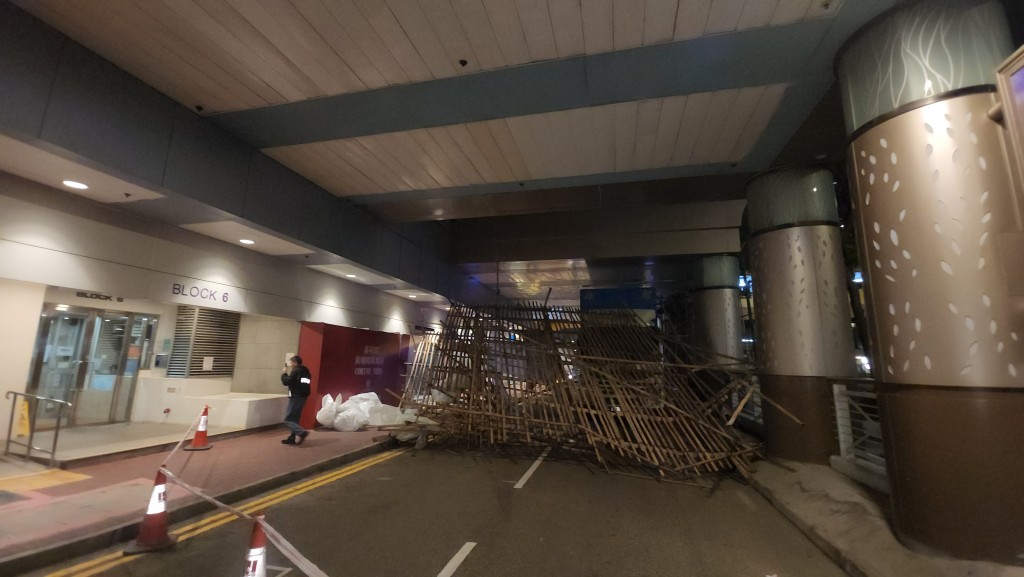 棚架倒塌壓在行車線上。 棚架倒塌壓在行車線上。