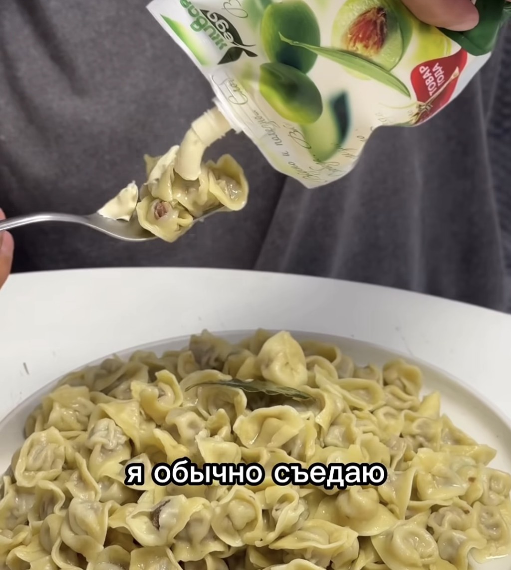 Dmitry Nuyanzin疯狂饮食：午餐蛋黄酱捞一大碟水饺。 IG@dmirtyfit