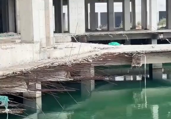 爛尾樓周圍出現凸出的鋼筋而出現潛在風險。《新京報》 爛尾樓周圍出現凸出的鋼筋而出現潛在風險。《新京報》