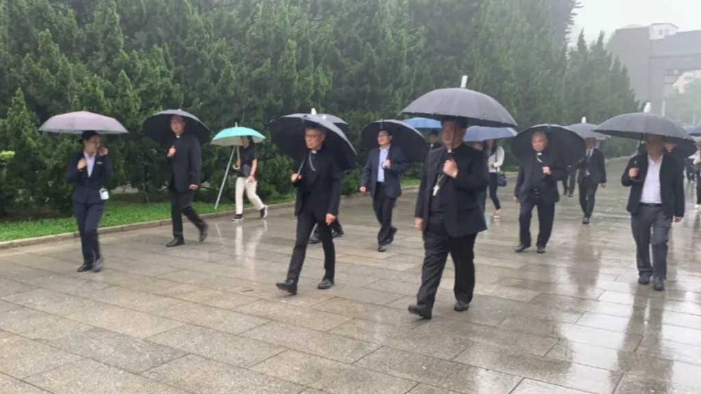 參觀黃花崗七十二烈士墓園。（廣東天主教 信德微訊）