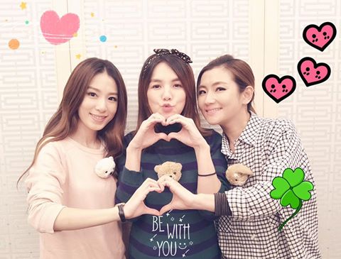 Selina(任家萱)在台灣的捷運上,見到有女粉絲在看S.H.E影片。