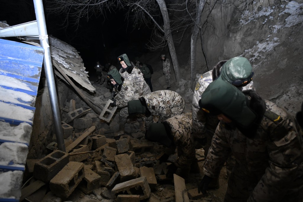 解放军和武警部队出动多支力量投入抗震救灾。 新华社